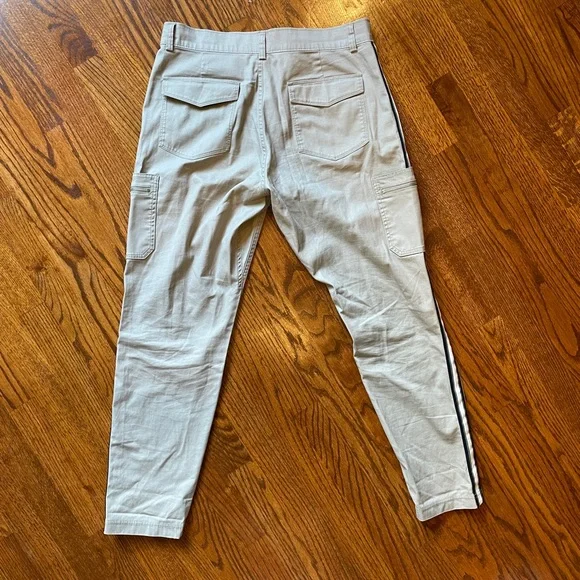 Athleta Tan Desert Summit Cargo Pants - Size 8 - Picture 8 of 9